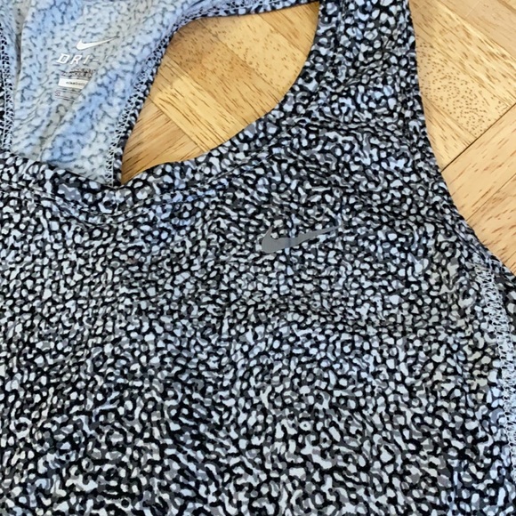 Set of 3 Nike Tank Tops - Picture 6 of 8